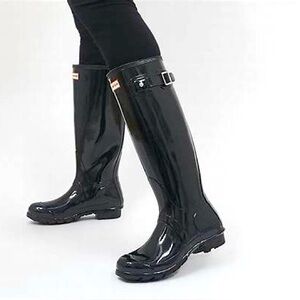 Hunter Gloss Black Rain Boots 
Sleek Design